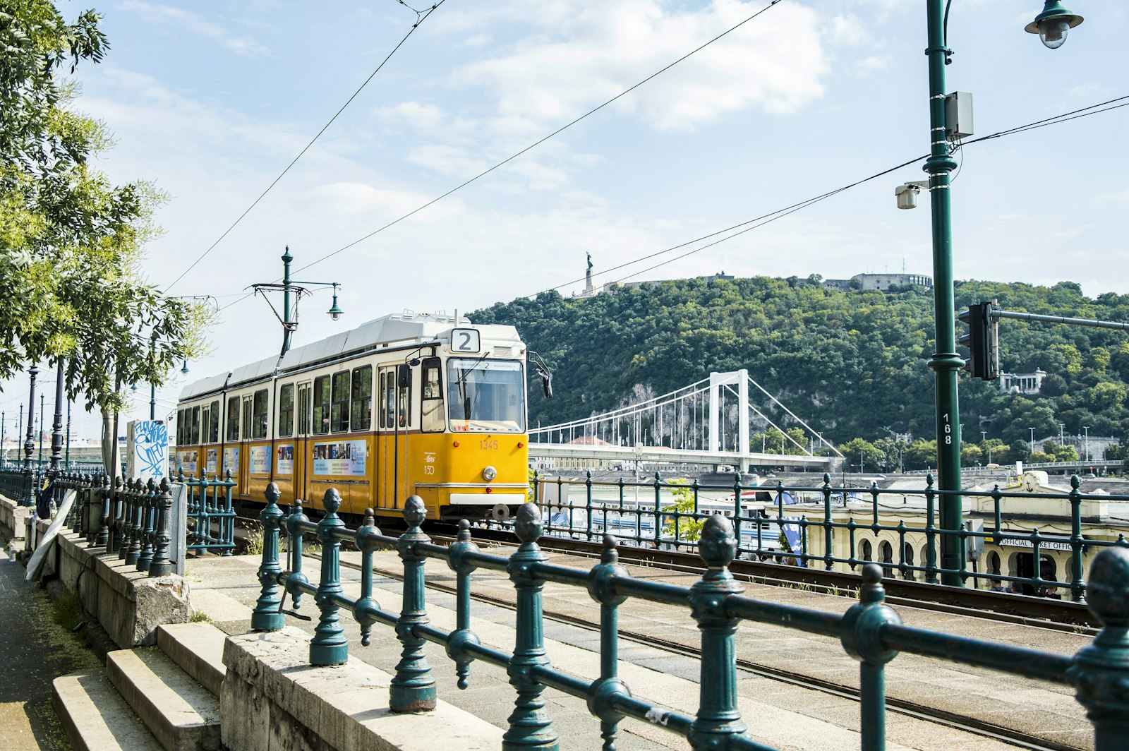 Tuna kıyısında Budapeşte’nin sarı tramvayı